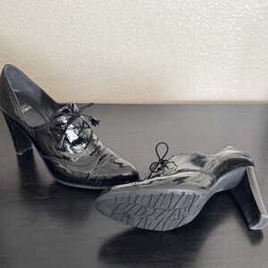 Stuart Weitzman Elegant Black Patent Leather Women's Oxford Heels
